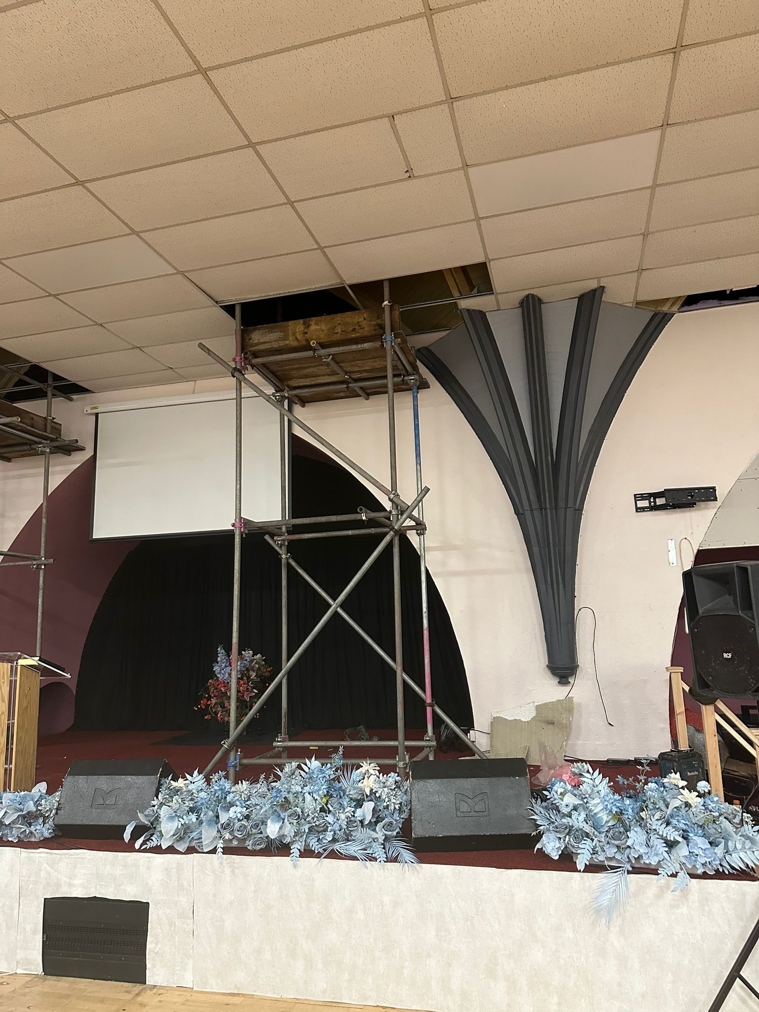 Internal hall scaffolding